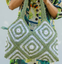Load image into Gallery viewer, Geometric Pattern Straw Bag Paisley The Label 