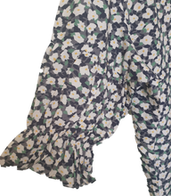 Load image into Gallery viewer, Mi Moso Alice Top Green Floral 