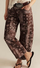 Load image into Gallery viewer, Smaibulun Printed Barrel Jeans