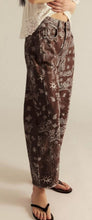 Load image into Gallery viewer, Smaibulun Printed Barrel Jeans
