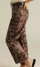 Load image into Gallery viewer, Smaibulun Printed Barrel Jeans