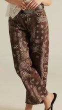 Load image into Gallery viewer, Smaibulun Printed Barrel Jeans