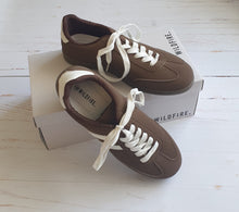 Load image into Gallery viewer, Caper Sneakers Wildfire Shoes