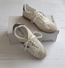 Load image into Gallery viewer, Caper Sneakers Wildfire Shoes