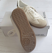 Load image into Gallery viewer, Caper Sneakers Wildfire Shoes
